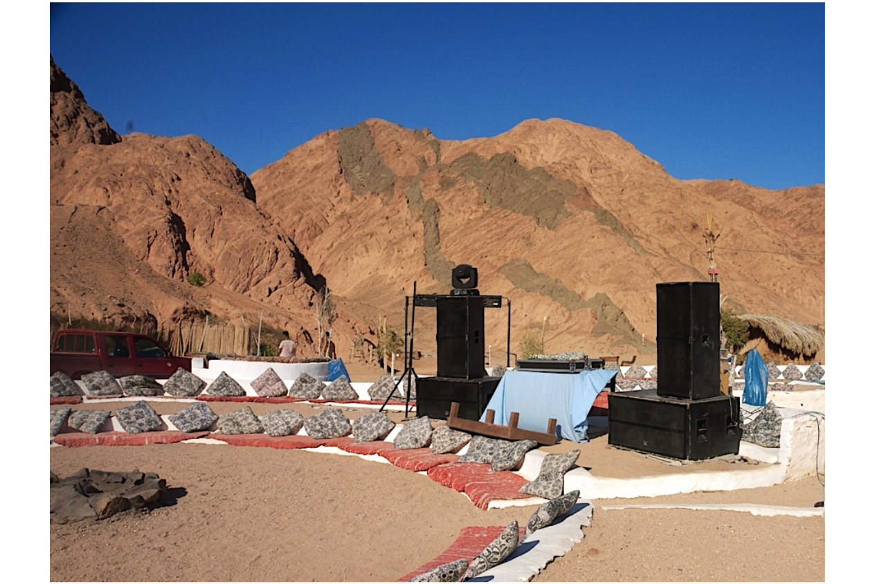 Professional DJ hardware setup, Sinai